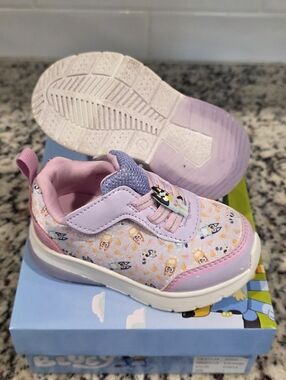 Bluey Toddler Girls Light-up Sneakers Size 7 NWT/B